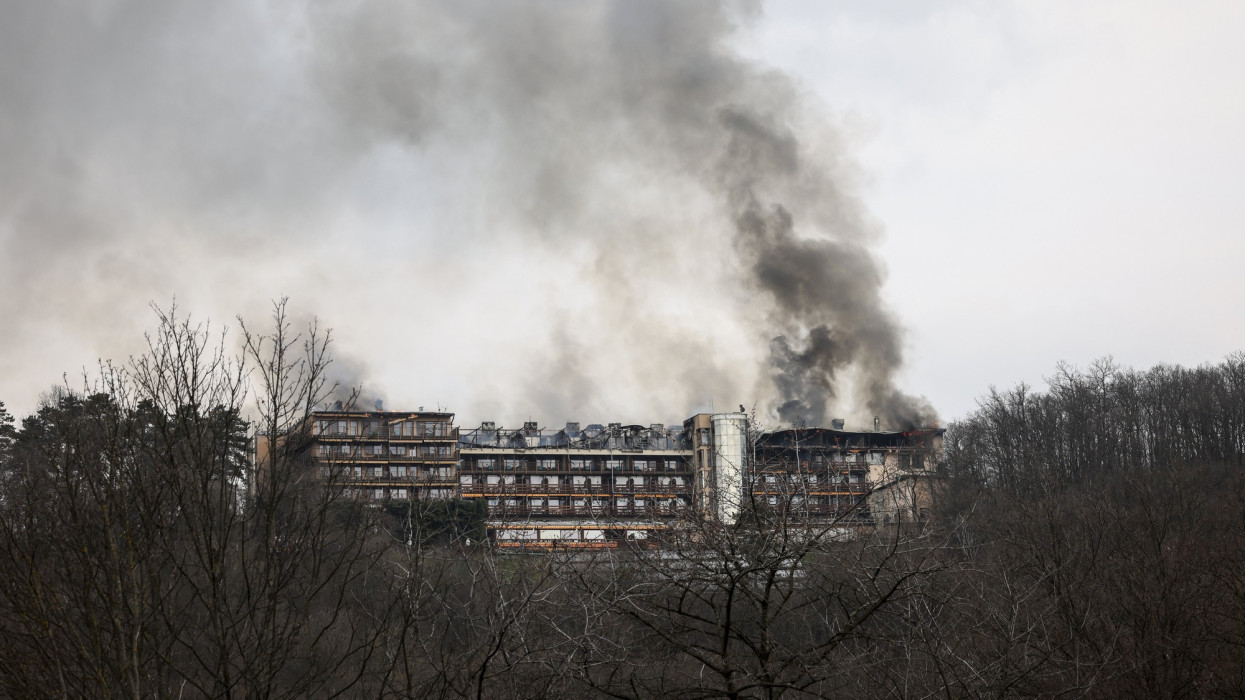 Visegrád, 2024. március 9.A kigyulladt visegrádi Hotel Silvanus épülete 2024. március 9-én. A hotel felsõ szintje teljes terjedelmében kiégett, a vendégek elhagyták az épületet.MTI/Hegedüs Róbert