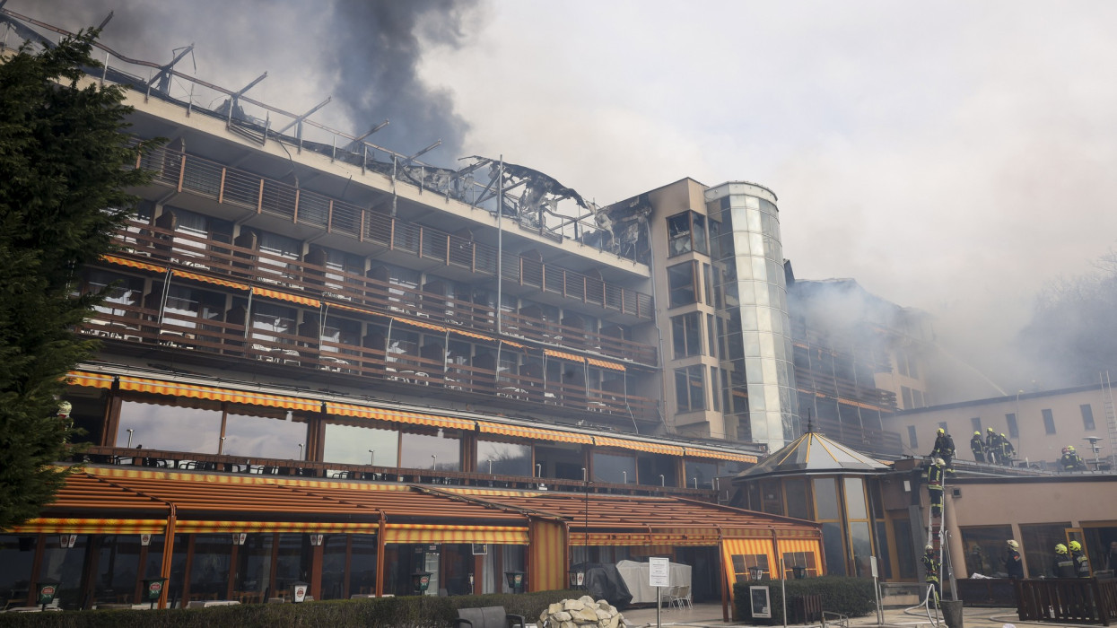 Visegrád, 2024. március 9.Tûzoltók oltják a kigyulladt visegrádi Hotel Silvanus épületét 2024. március 9-én. A hotel felsõ szintje teljes terjedelmében kiégett, a vendégek elhagyták az épületet.MTI/Hegedüs Róbert