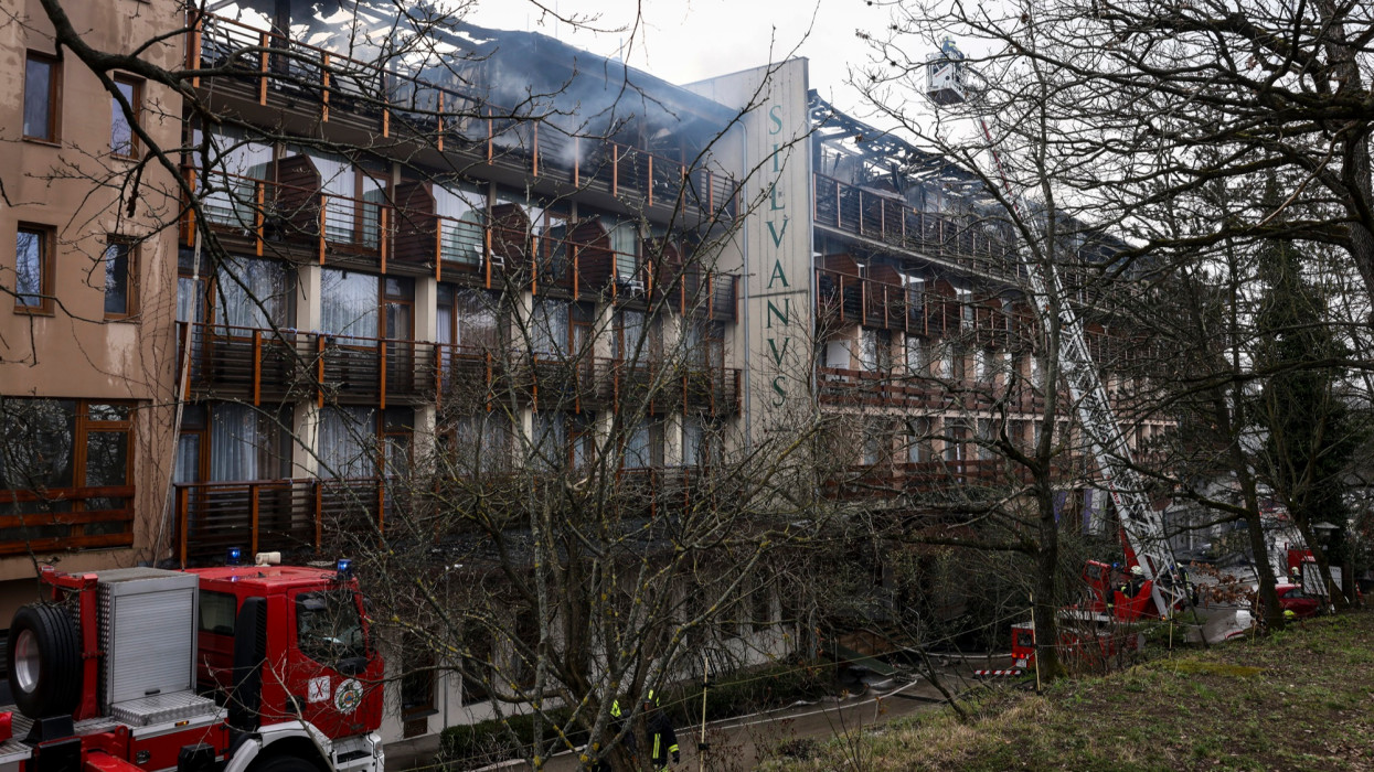 Visegrád, 2024. március 9.Tûzoltók oltják a kigyulladt visegrádi Hotel Silvanus épületét 2024. március 9-én. A hotel felsõ szintje teljes terjedelmében kiégett, a vendégek elhagyták az épületet.MTI/Hegedüs Róbert