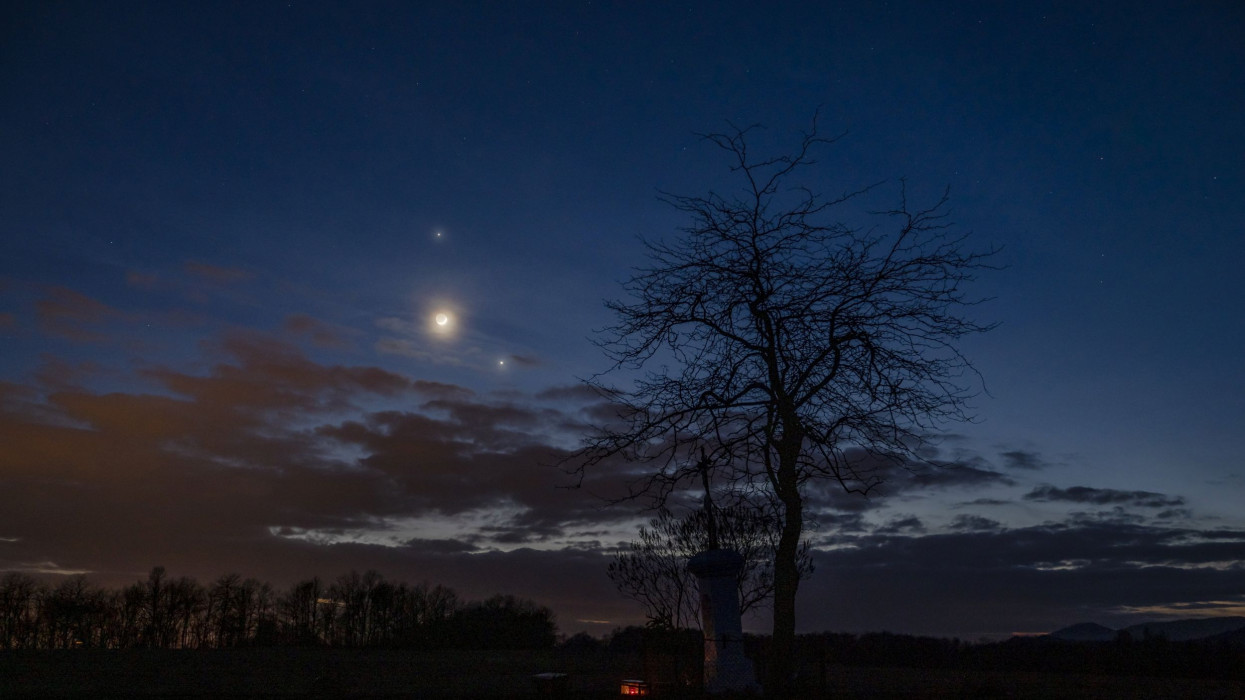 Salgótarján, 2023. február 22.A Jupiter (felül), a Hold (k) és a Vénusz (j) együttállása Salgótarján közelébõl fotózva 2023. február 22-én.MTI/Komka Péter
