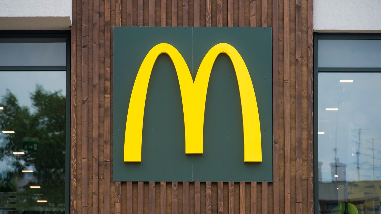 Gyöngyös, 2018. június 20.Logó a McDonalds új étterme homlokzatán Gyöngyösön az avatóünnepség napján, 2018. június 20-án.MTI Fotó: Komka Péter