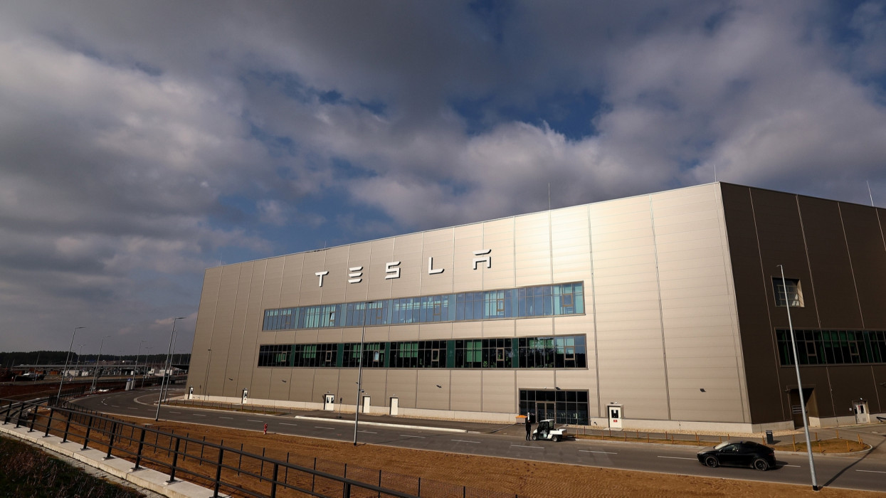 Áll a bál a Tesla legújabb gigagyárában: keményen odacsapnának Elon Musk dolgozói