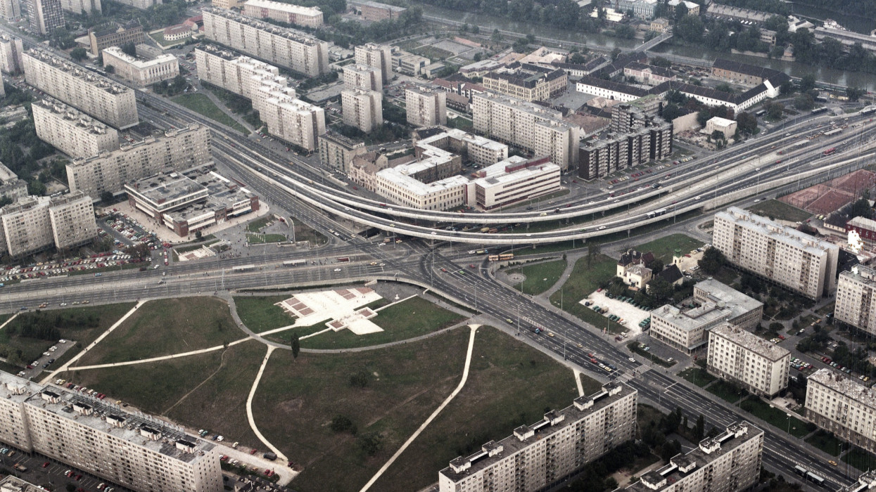 légifotó, középpontban a Flórián tér, a Szentendrei utat és az Árpád hídat összekötő felüljáró