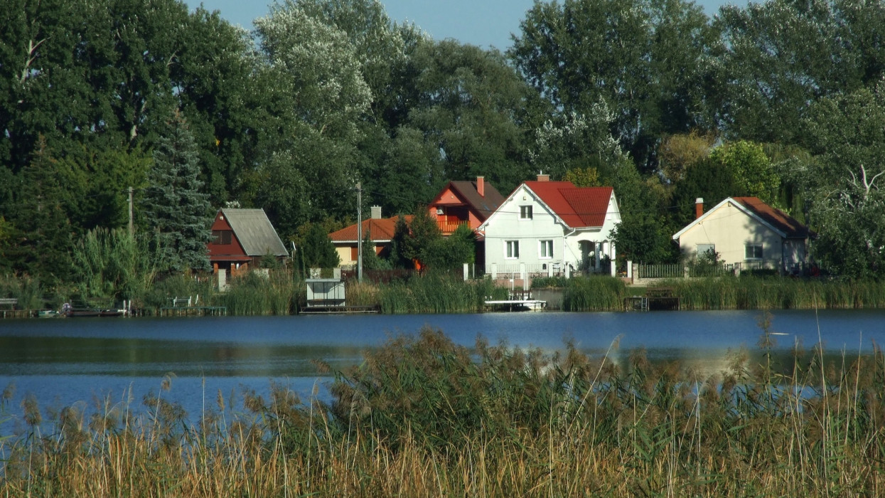 Ilyen vízparti házat vehetsz ma 6-9 millió forintért Magyarországon: ezek lesznek 2024 slágerei?