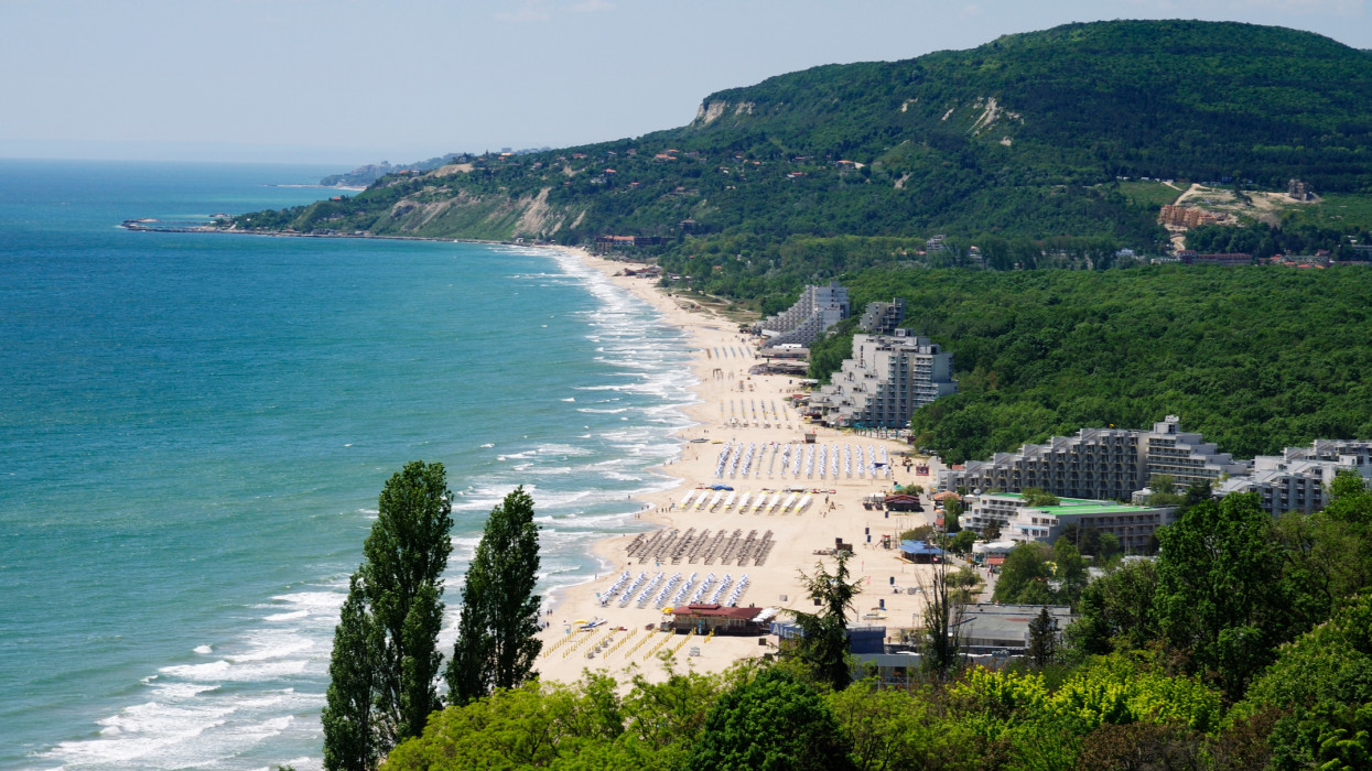 Ennyit az olcsó tengerpartokról? Iszonyú árermelés jöhet a magyarok kedvenc filléres nyaralóhelyén