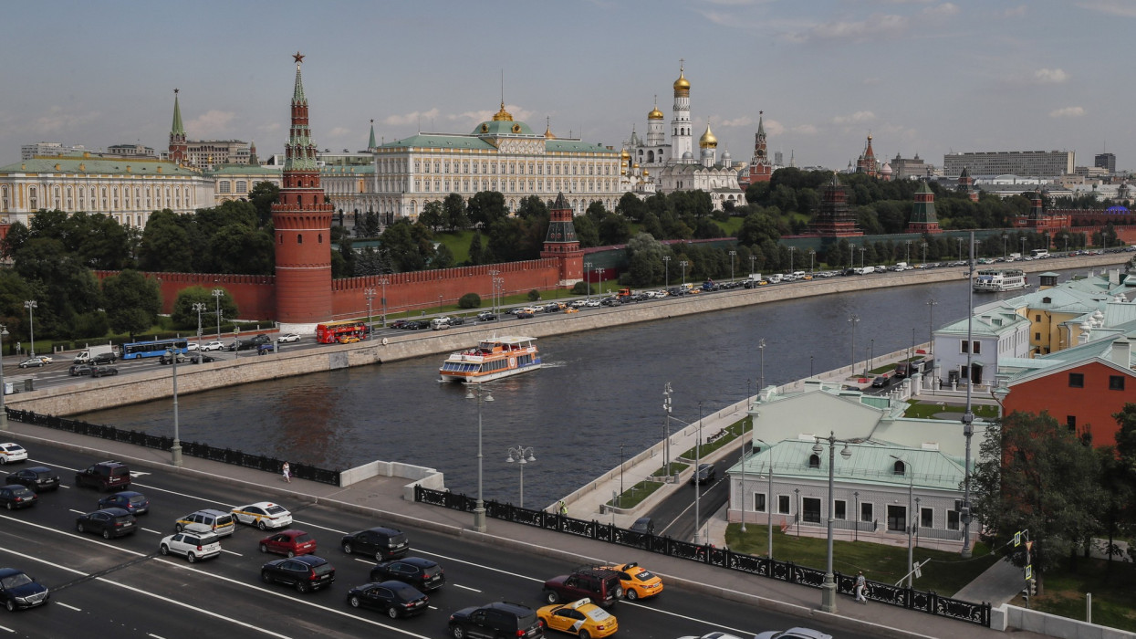 Moszkva, 2021. augusztus 16.Tizennégy hónapon át tartó felújítási munkálatok után megindult a forgalom a Moszkva folyón átívelõ Nagy Kõhídon 2021. augusztus 16-án. A háttérben a Kreml épülete.MTI/EPA/Jurij Kocsetkov