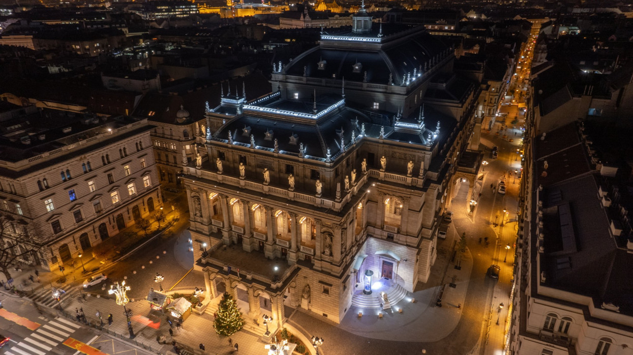 Budapest, 2023. december 18.Drónnal készített kép - a Magyar Állami Operaház épülete 2023. december 18-án.MTI/Máthé Zoltán