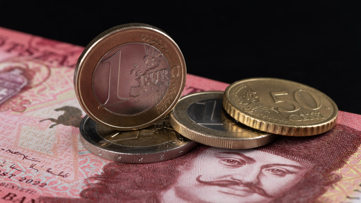 Végre éledezik a forint: erősödött csütörtökre az euróval szemben