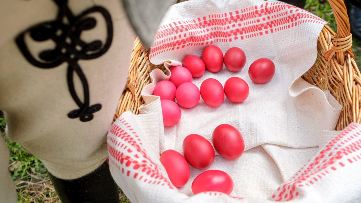 Csíkszentimre, 2022. április 18.A locsoló fiúk ajándéka, piros tojások az erdélyi Csíkszentimrén húsvéthétfõn, 2022. április 18-án.MTI/Veres Nándor