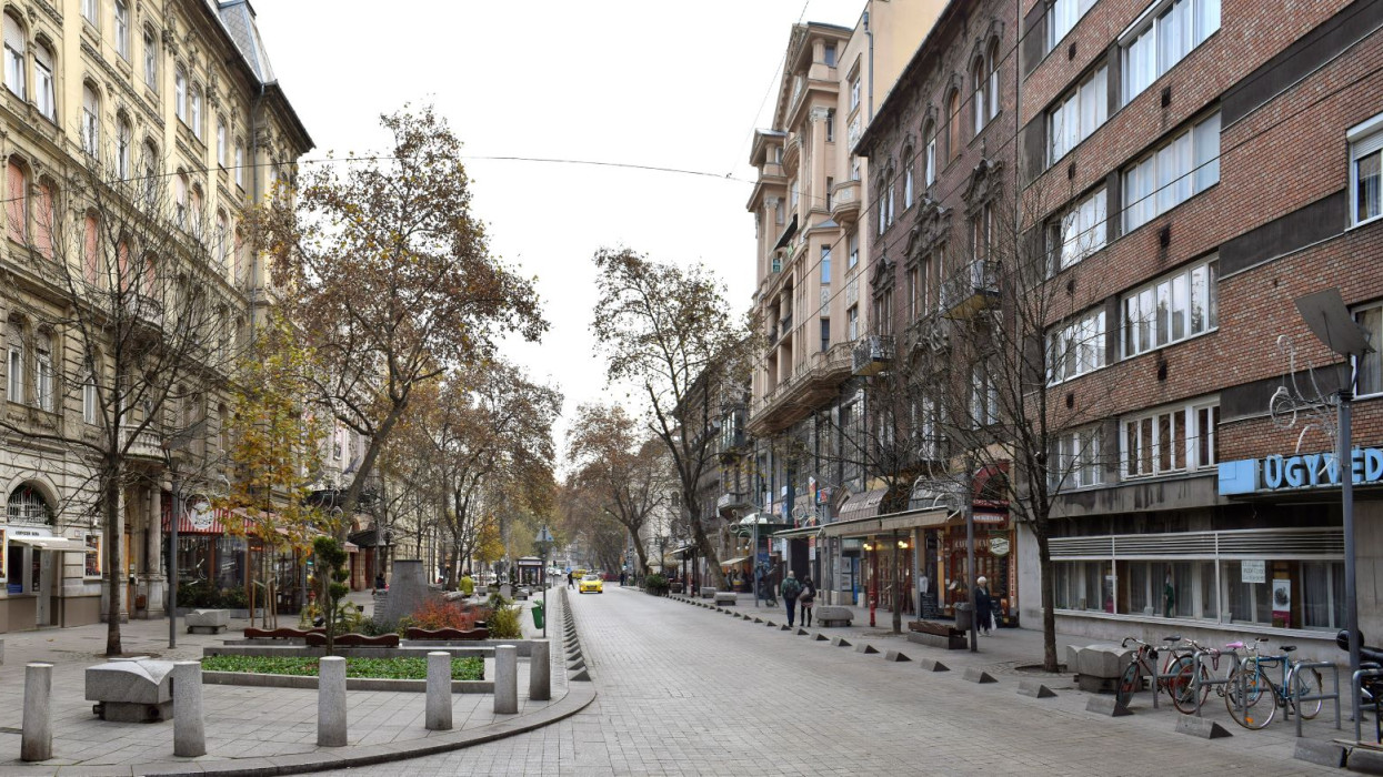 Lezárják a belváros egyik legforgalmasabb utcáját: terelőúton lehet csak közlekedni itt