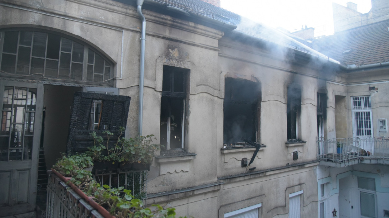 Óriási gázrobbanás rázta meg Lágymányost: fotókon a kiégett társasházi lakás