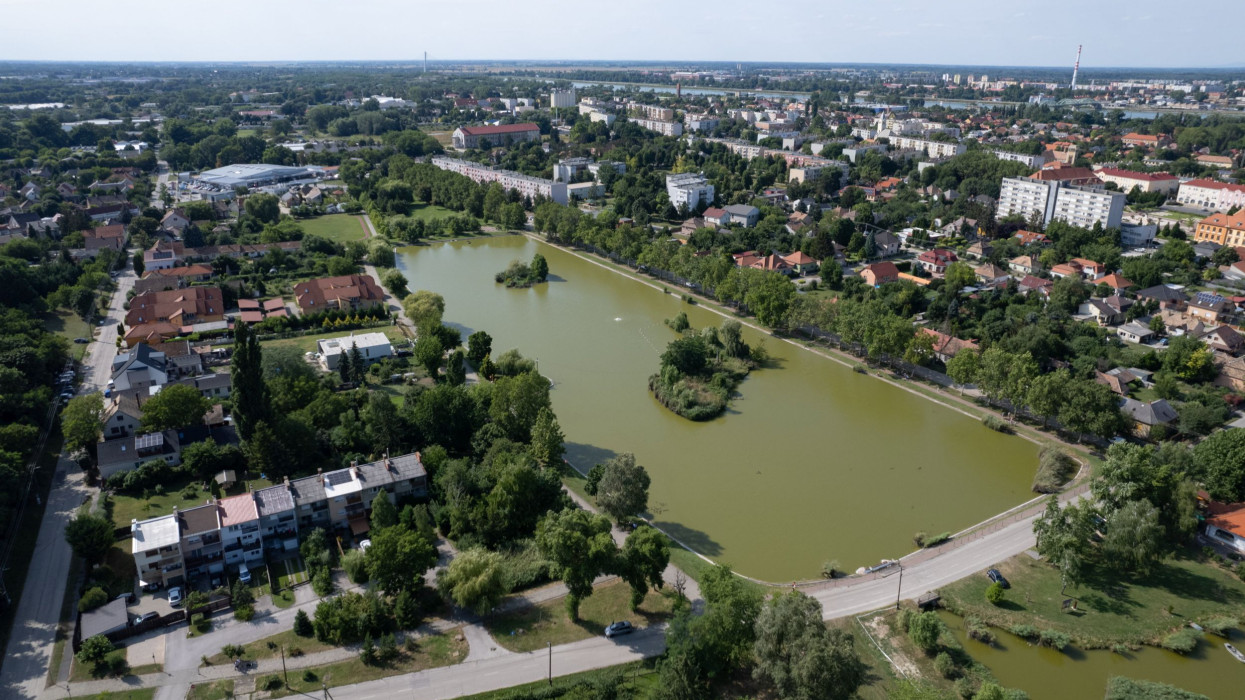 Komárom, 2023. július 22.A drónnal készült felvételen a komáromi Rüdiger-tó (kis tó) 2023. július 22-én.MTI/Máthé Zoltán
