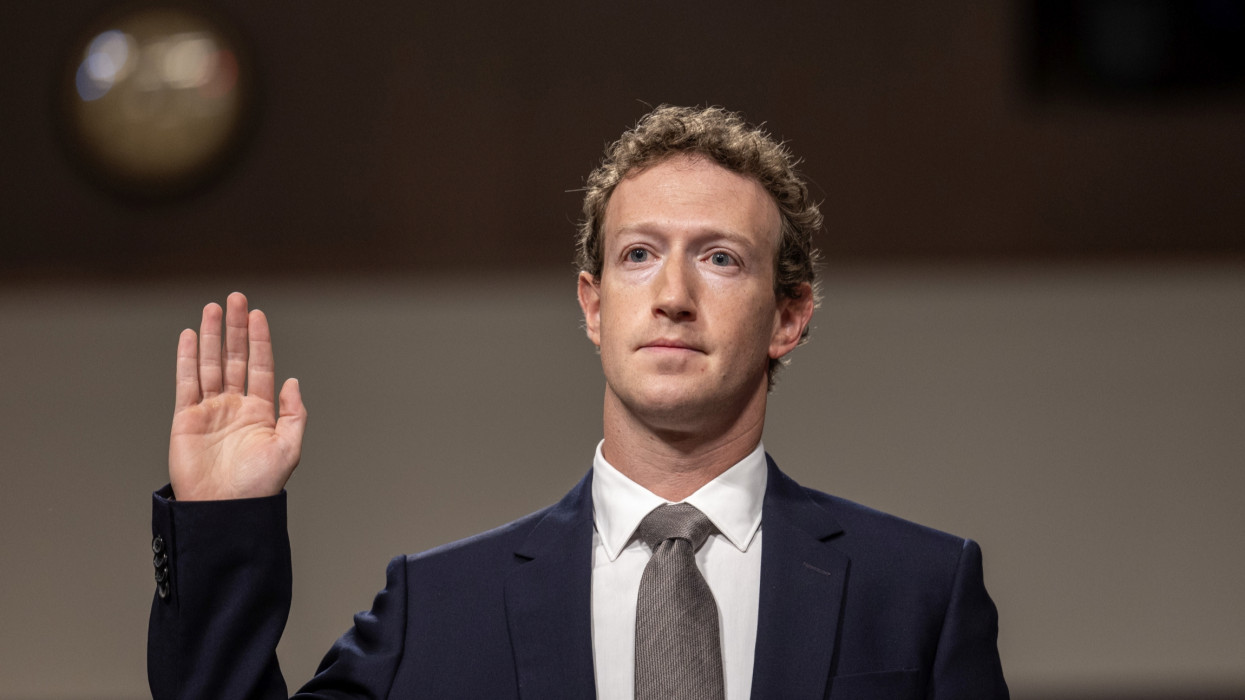 Washington, 2024. január 31.Mark Zuckerberg, a Meta vezérigazgatója a szenátus igazságügyi bizottságának a gyermekek online szexuális kizsákmányolással szembeni védelmérõl szóló meghallgatásán a Dirksen irodaházban Washingtonban 2024. január 31-én. A szenátus az X, a TikTok, a Snap és a Discord vezetõit is meghallgatta.MTI/EPA/Tasos Katopodis
