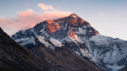 Brutális átok ez a Mount Everesten: több hegymászó holttestét is lehozhatják idén a hegyről?