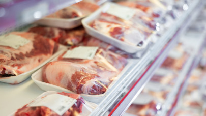 Készül a kegyetlen húsdrágulás a hazai boltokban, henteseknél: nagy a baj, ez mindenkinek fájni fog