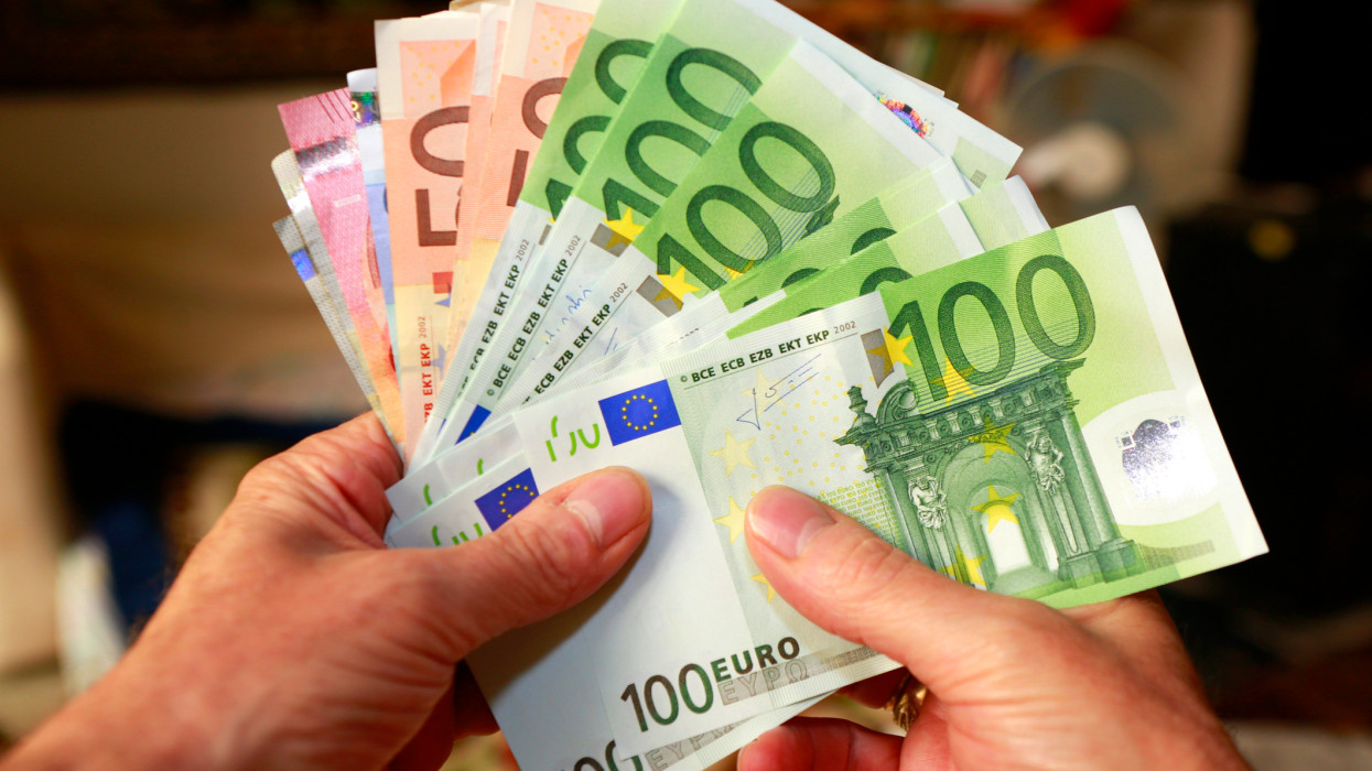 Új nap, új esély a forintnak: 395 előtt megállhat az euró