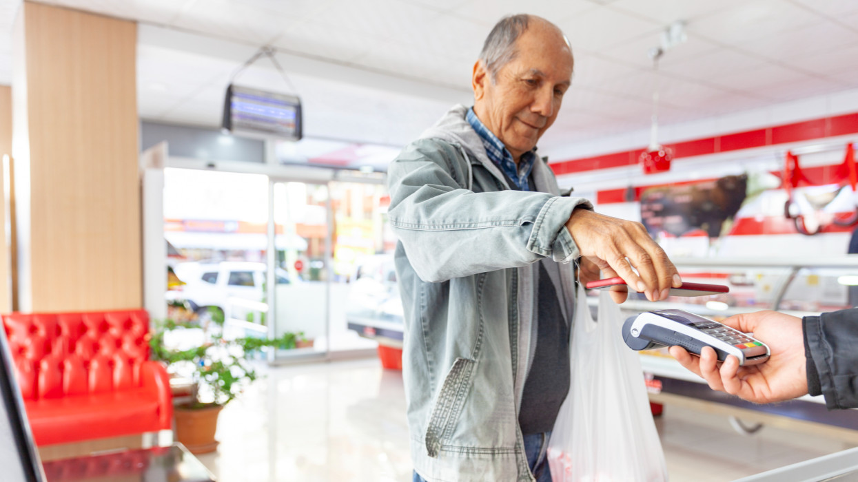 Óriási meglepetés éri a nyugdíjasokat a boltokban: 2024 egyelőre az ő évüknek látszik