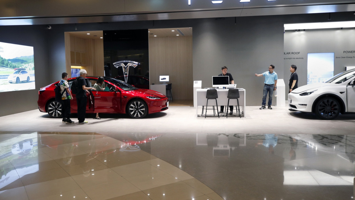 Bangkok, 2024. március 12.A Tesla amerikai elektromosautó-gyártó Model 3-as autóját nézik alkalmazottak a bangkoki Tesla szalonban 2024. március 12-én. A Tesla tárgyalásokat folytat a thaiföldi kormánnyal egy jármûalkatrész-gyár létesítésérõl. Thaiföld jelenleg Délkelet-Ázsia legnagyobb autógyártója és exportõre.MTI/EPA/Rungrodzs Jongrit