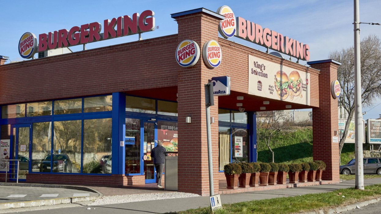 Budapest, 2022. december 28.Az amerikai székhelyû Burger King gyorsétterem-hálózat egyik étterme a fõvárosban a Kerepesi úton, Zuglóban. Az 1954-ben, a Florida állambeli Miamiban alapított Burger King a világ egyik legnagyobb gyorsétteremlánca, amely 2016-ban már 15 243 éttermet üzemeltetett az Egyesült Államokban és további 99 országban együttvéve. Céljukat egykoron úgy fogalmazták meg, hogy elfogadható áron, gyorsan és tiszta környezetben szolgálják ki vendégeiket.MTVA/Bizományosi: Róka László ***************************Kedves Felhasználó!Ez a fotó nem a Duna Médiaszolgáltató Zrt./MTI által készített és kiadott fényképfelvétel, így harmadik személy által támasztott bárminemû  különösen szerzõi jogi, szomszédos jogi és személyiségi jogi  igényért a fotó szerzõje/jogutódja közvetlenül maga áll helyt, az MTVA felelõssége e körben kizárt.