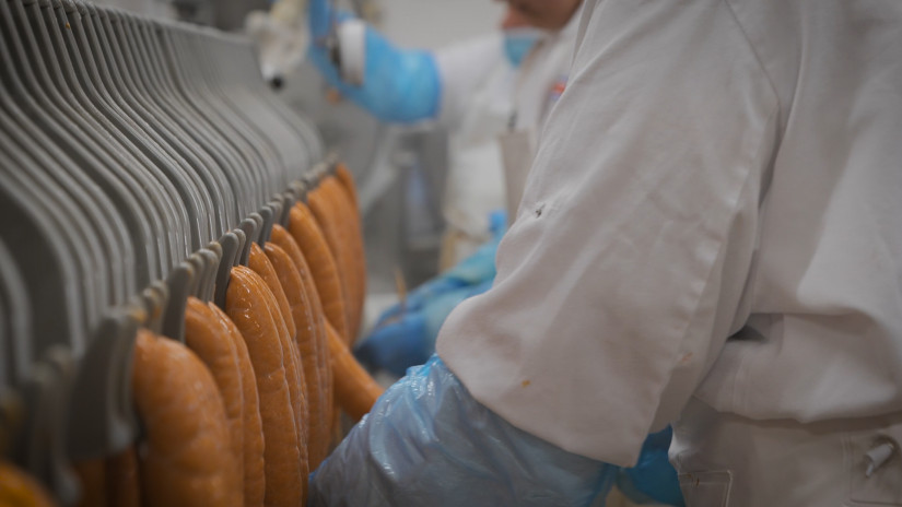 Videó: bejutottunk a SPAR üzemébe, ahol évi 20 millió kg húst dolgoznak fel