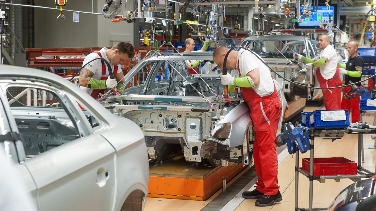 Gyõr, 2017. május 23.Szakemberek dolgoznak az Audi Hungária Zrt. gyõri karosszériaüzemében 2017. május 23-án.MTI Fotó: Krizsán Csaba