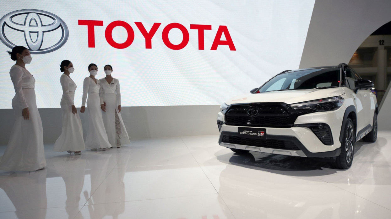 Bangkok, 2021. november 30.Az új Toyota Corolla Cross GR Sport a 38. Bangkoki Autószalon sajtónapján, 2021. november 30-án. A szervezõk mintegy 800 ezer látogatót várnak a 12 napos eseményre, amelynek középpontjában az elektromos jármûvek állnak.MTI/EPA/Rungrodzs Jongrit