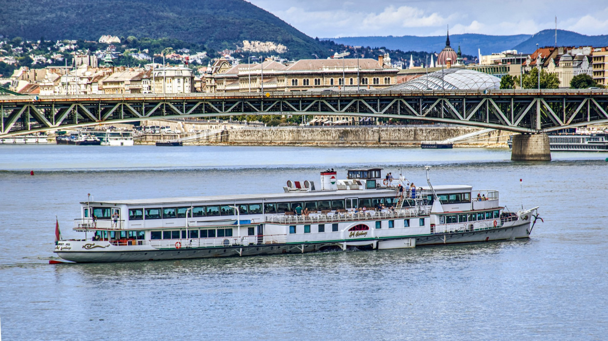 Lázadás a fedélzeten: turisták ezreit bukhatja Budapest a kikötőbezárásokkal