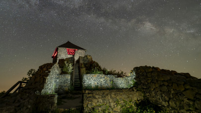Hatalmas meteor szelte ketté az eget a magyar vár fölött: elképesztő képen a borzongató égi jelenség