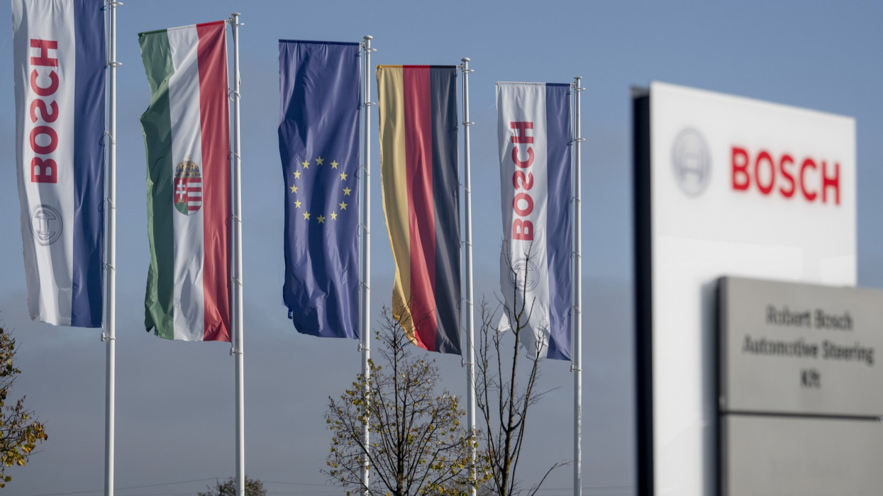 Maklár, 2023. november 7.Zászlók a Robert Bosch Automotive Steering Kft. maklári gyárában 2023. november 7-én. A gyárban új logisztikai központ épül, ezzel többéves, mintegy 52 milliárd forint összértékû fejlesztés-sorozat zárul le.MTI/Komka Péter