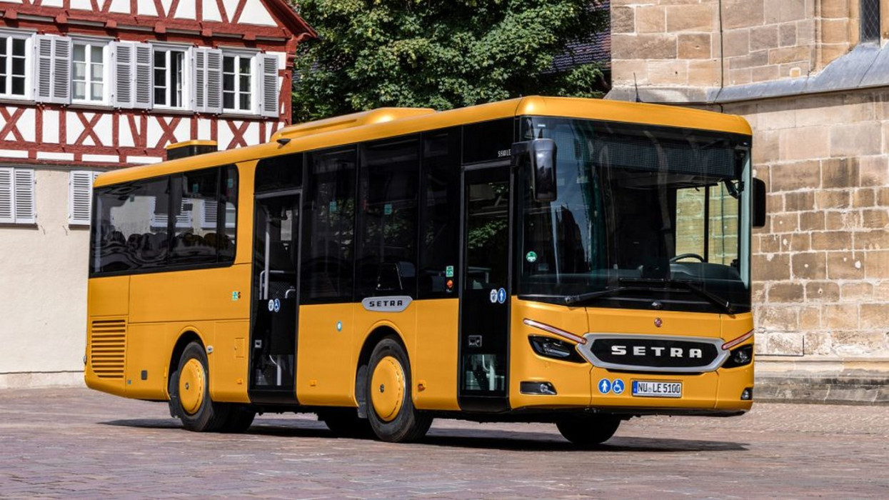 Újfajta busz közlekedik Budapesten: keddig bárki ingyen felszállhat, mutatjuk a menetrendjét