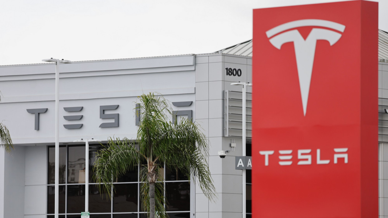 Long Beach, 2024. május 18.Az elektromos autókat gyártó amerikai Tesla Motors jármûvei a kaliforniai Long Beachben 2024. május 17-én. A cég mintegy 600 fõs elbocsátást jelentett be a kaliforniai munkaügyi minisztériumnak.MTI/EPA/Allison Dinner