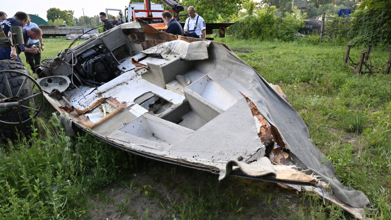 Budapest, 2024. május 19.Rendõrségi helyszínelés egy balesetet szenvedett motorcsónak roncsánál az újpesti hadikikötõben  2024. május 19-én. A kisgéphajó egy szállodahajóval ütközött össze a Dunán Verõce közelében május 18-án éjjel. A motorcsónakban nyolcan utaztak, egyet közülük súlyos sérülésekkel kórházba vittek, két holttestet találtak.MTI/Lakatos Péter