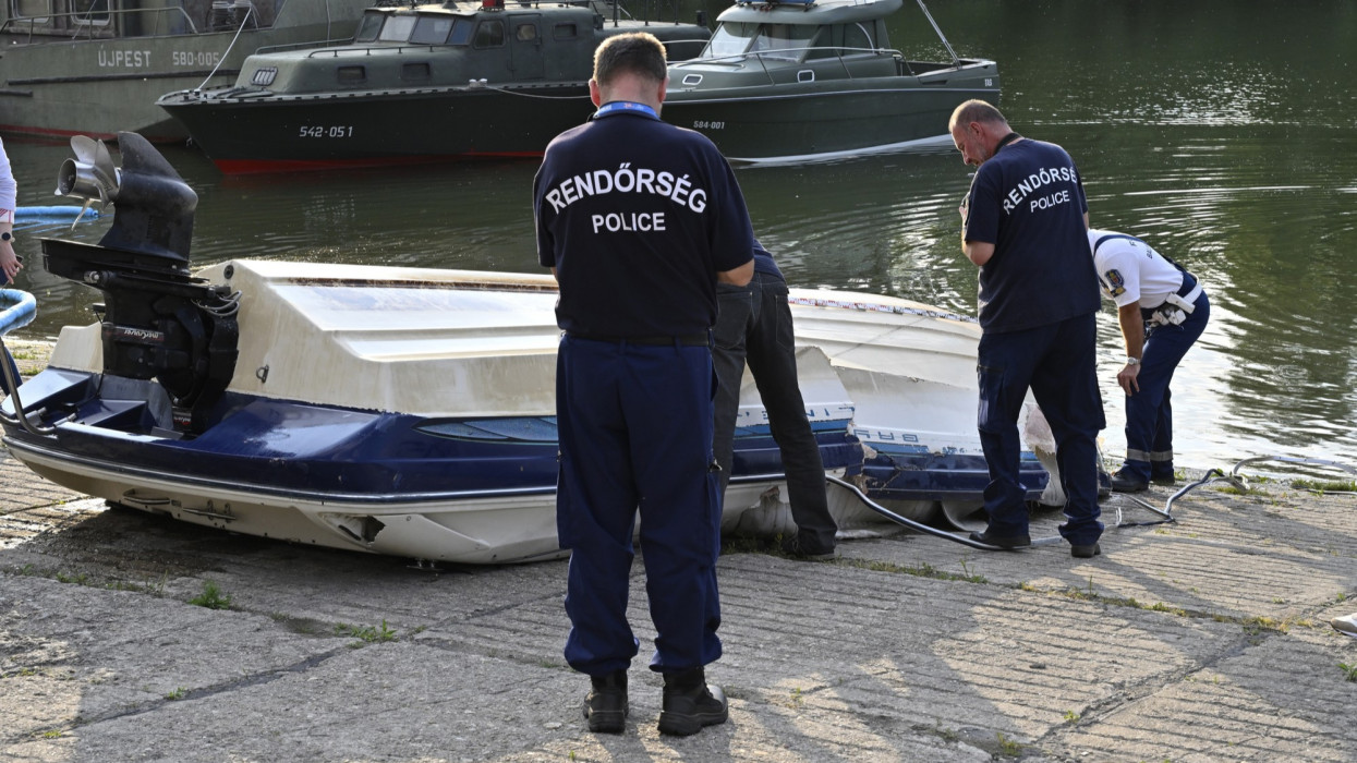Budapest, 2024. május 19.Rendõrségi helyszínelés egy balesetet szenvedett motorcsónak roncsánál az újpesti hadikikötõben  2024. május 19-én. A kisgéphajó egy szállodahajóval ütközött össze a Dunán Verõce közelében május 18-án éjjel. A motorcsónakban nyolcan utaztak, egyet közülük súlyos sérülésekkel kórházba vittek, két holttestet találtak.MTI/Lakatos Péter