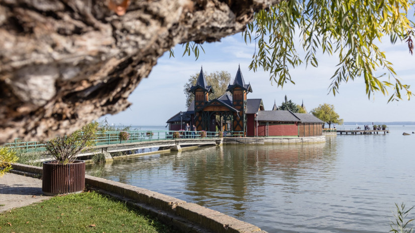 Nagy változás jöhet a Balatonnál: eltűnhet végre az iszap az egyik legnépszerűbb partszakaszáról