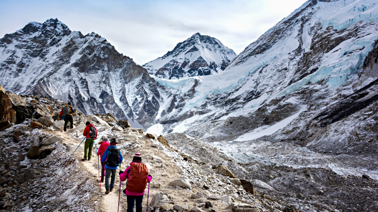 Ilyen még sosem fordult elő a Mount Everesten: még a legedzettebb hegymászók is elképedve állnak a történtek előtt