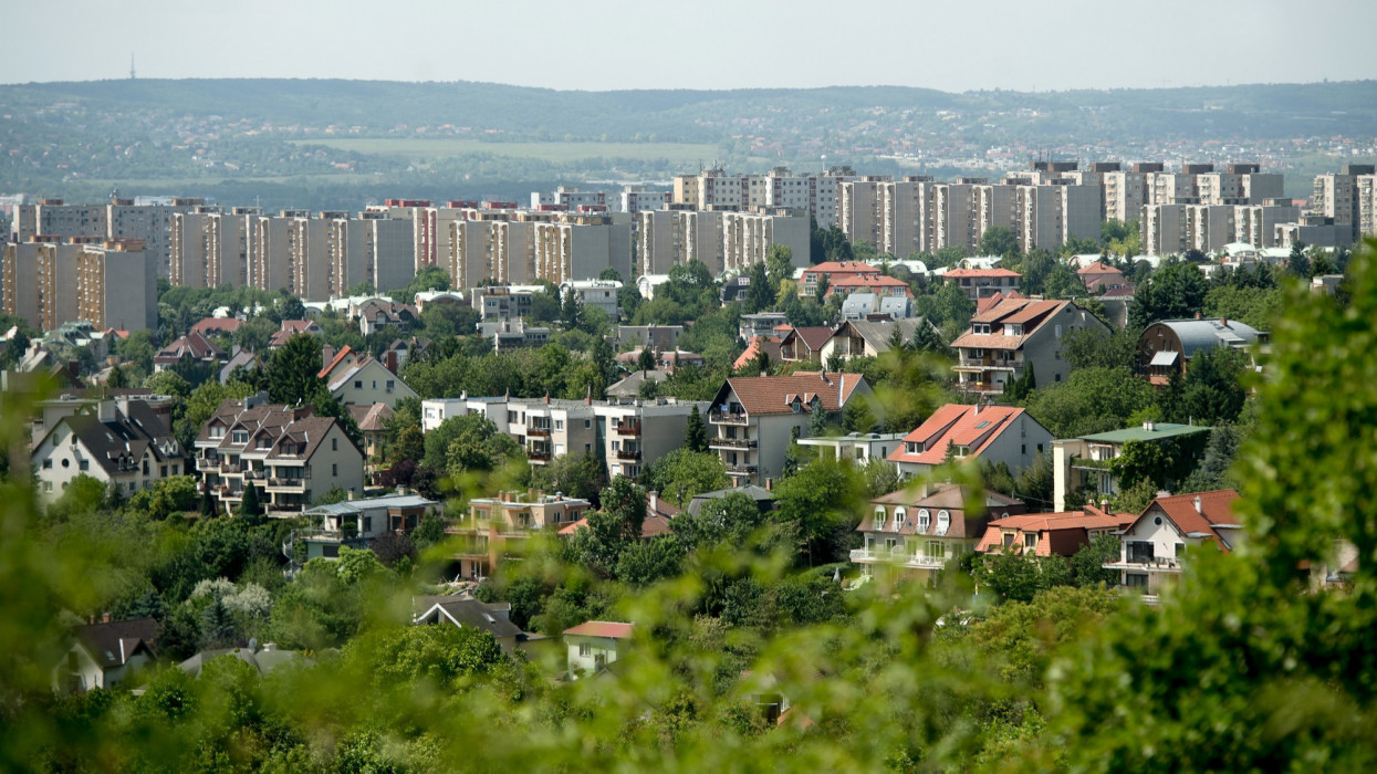 Budapest, 2020. május 24.A Gazdagréti lakótelep látképe a budai Sas-hegy felõl 2020. május 24-én.MTI/Koszticsák Szilárd