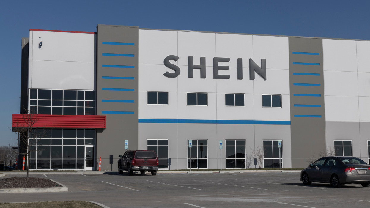 Whitestown - 2022 novembere körül: SHEIN e-kereskedelmi elosztóközpont. A SHEIN a világ egyik legnagyobb divat- és kiegészítő kiskereskedője.