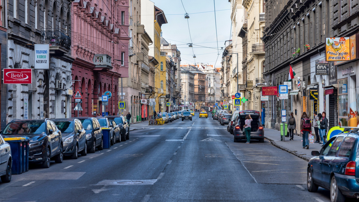 Lépjen be Budapest varázslatos utcáira. Ez a festői utca arra invitálja Önt, hogy induljon el egy utazásra a város szívében, merüljön el a gazdag történelmében és magával ragadó hangulatában. A macskaköves utak lenyűgöző építészet faliszőnyegén kanyarognak, bemutatva a stílusok egyedülálló keverékét, amelyről Budapest híres. Színes homlokzatok, hangulatos üzletek és hívogató kávézók szegélyezik az utcákat, élénk és nyüzsgő hangulatot teremtve.