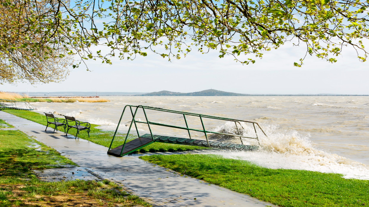 Felforr a Balaton vize a hétvégén: itt vannak a további vizek hőmérsékletei is, nem semmi, ami történik