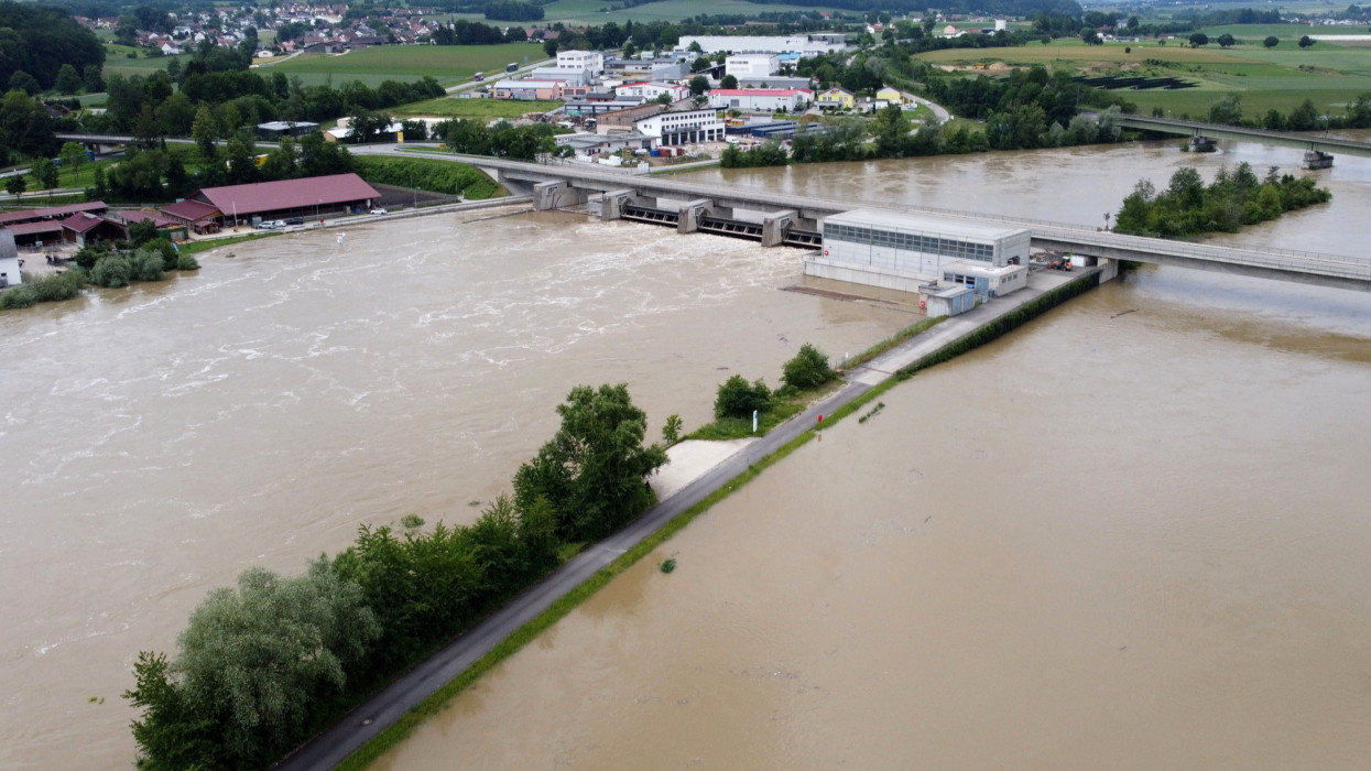 Regensburg, 2024. június 4.Kilépett medrébõl a Duna a bajorországi Bad Abbach településnél 2024. június 4-én. Az elmúlt napok heves esõzései miatt Németország déli részének számos települését árvíz sújtja. Regensburgban rendkívüli állapotot hirdettek a közel hatméteres vízállás miatt.MTI/EPA/Szilágyi Anna