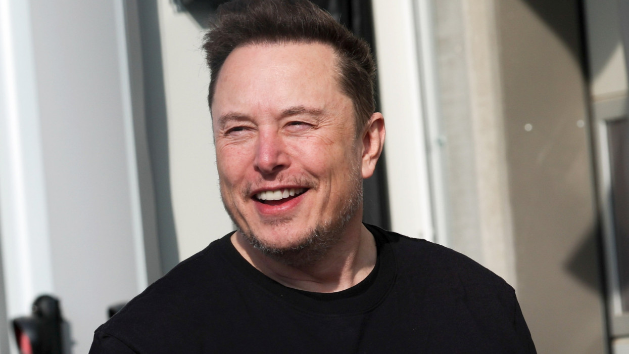Saját részvényesi mentek neki Elon Musknak: durvul a helyzet a Tesla körül, mi lesz ennek a vége?