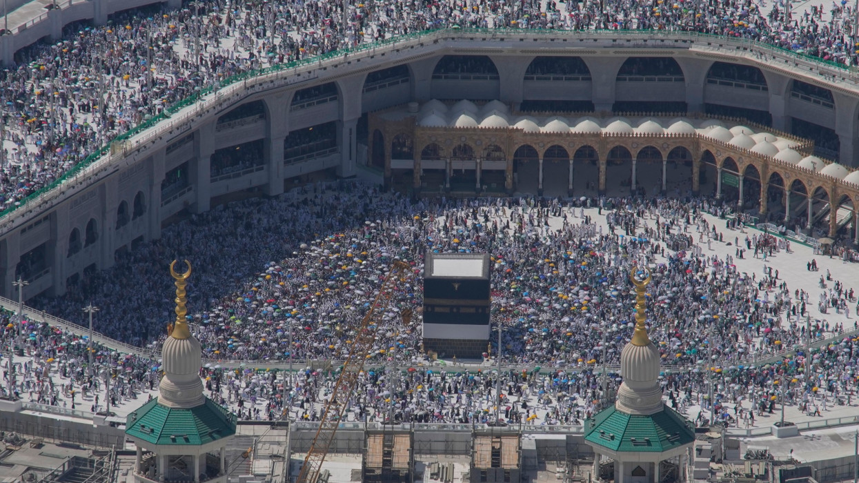 Mekka, 2024. június 17.Muzulmán zarándokok a Kába-szentélyt körbejárva imádkoznak a szaúd-arábiai Mekka Nagy Mecsetjében 2024. június 17-én, a mekkai zarándoklat, a háddzs alatt.MTI/AP/Rafik Makbúl