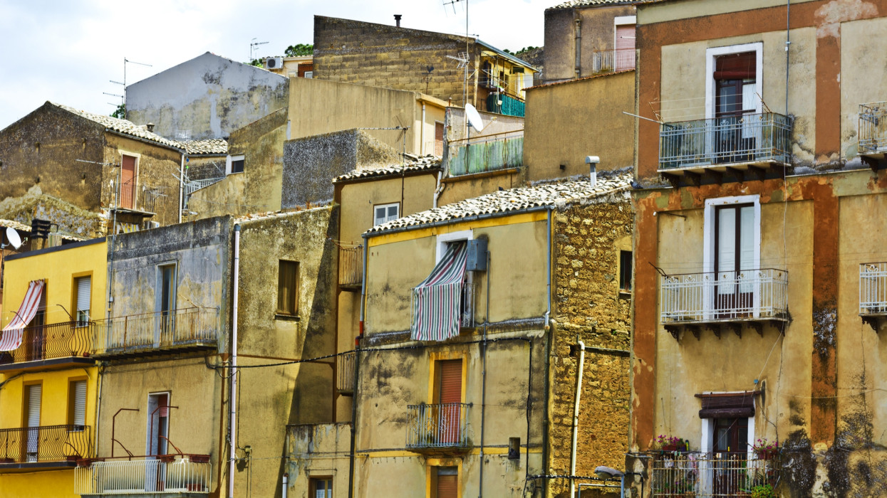 Kilátás a Piazza Armerina történelmi belvárosára Szicíliában