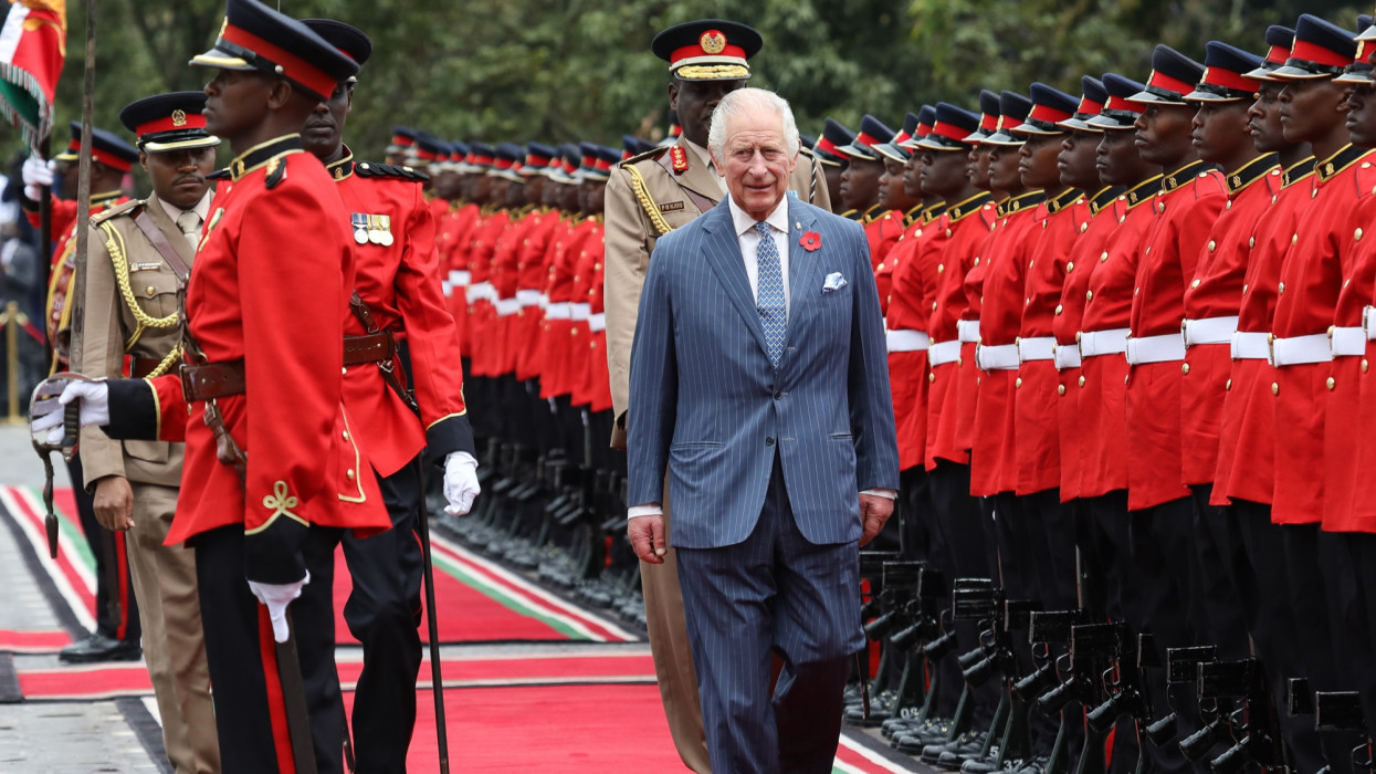 Nairobi, 2023. október 31.III. Károly brit király ellép a díszsorfal elõtt a Nairobiban tartott fogadási ünnepségen 2023. október 31-én. A brit uralkodó október 31. és november 3. között tesz látogatást a kelet-afrikai országban.MTI/EPA/Daniel Irungu