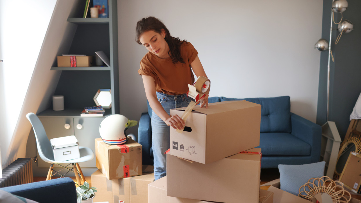 Egy fiatal nő új lakásba költözik