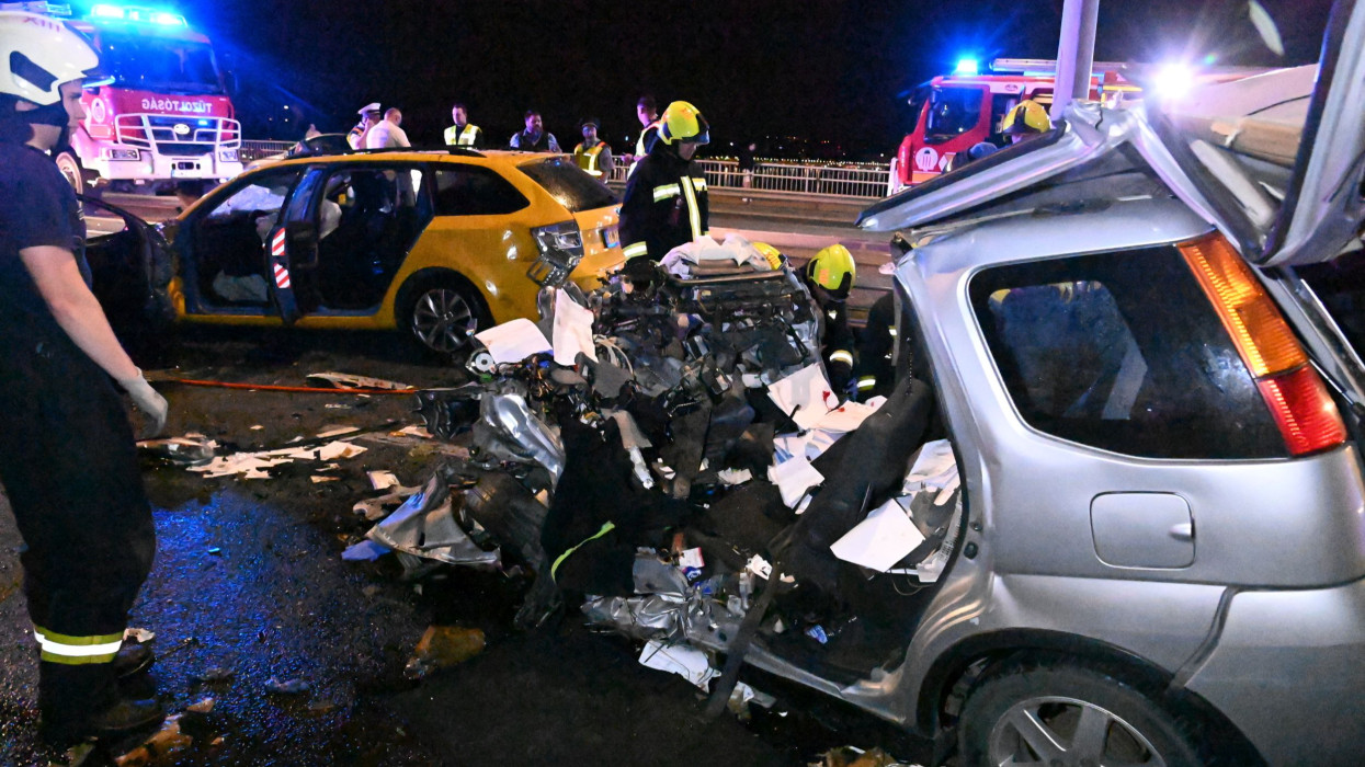 Budapest, 2024. július 4.Sérült jármûvek az Árpád hídon, ahol összeütközött három autó 2024. július 3-án. A balesetben hárman életüket vesztették.MTI/Mihádák Zoltán