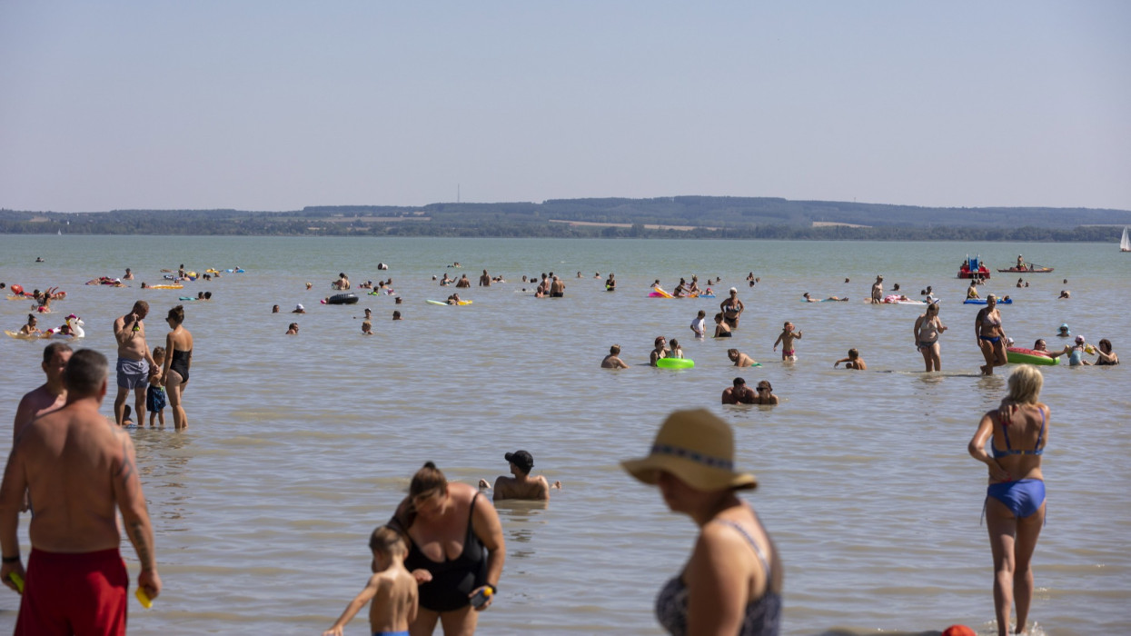 Szabályosan felforrnak a magyar tavak: a Velencei-tóban lassan kényelmetlen lesz strandolni is