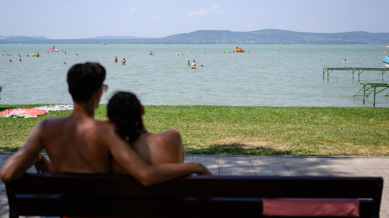 Balatonboglár, 2024. július 12.Fürdõzõk a balatonboglári Platán strandon 2024. július 12-én.MTI/Vasvári Tamás