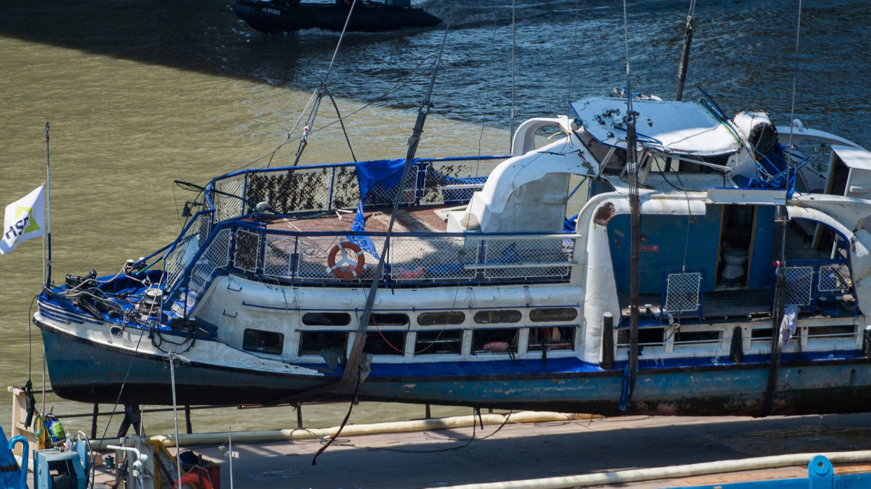 Budapest, 2019. június 11.A Clark Ádám úszódaru az elszállítást végzõ uszályra emeli a balesetben elsüllyedt Hableány turistahajó roncsát 2019. június 11-én. A Hableány május 29-én süllyedt el a Margit hídnál, miután összeütközött a Viking Sigyn szállodahajóval. A fedélzeten 35-en utaztak, 33 dél-koreai állampolgár és a kéttagú magyar személyzet. Hét embert sikerült kimenteni, hét dél-koreai állampolgár holttestét pedig még aznap megtalálták.MTI/Balogh Zoltán