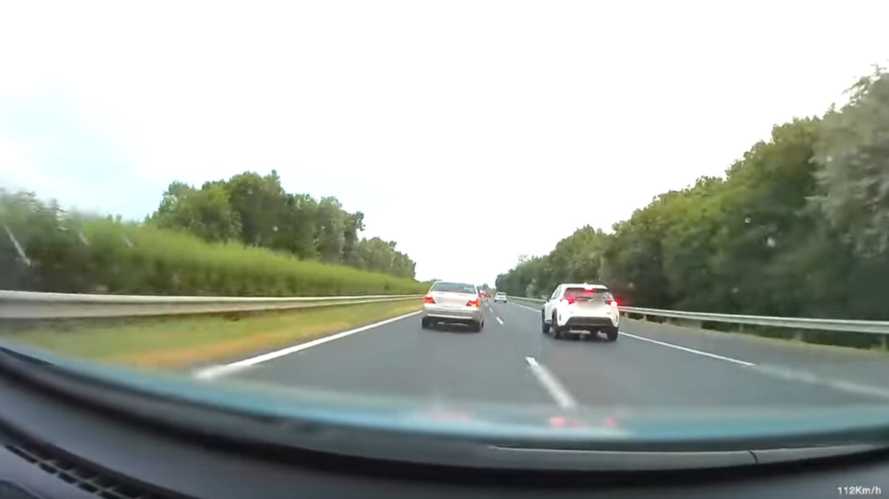 Videón a hónap tahója: ámokfutó előzés után ordasat büntetőfékezett egy Mercedes az M7-en, majdnem csúnya vége lett